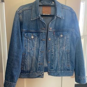 Levi’s denim jacket 💙